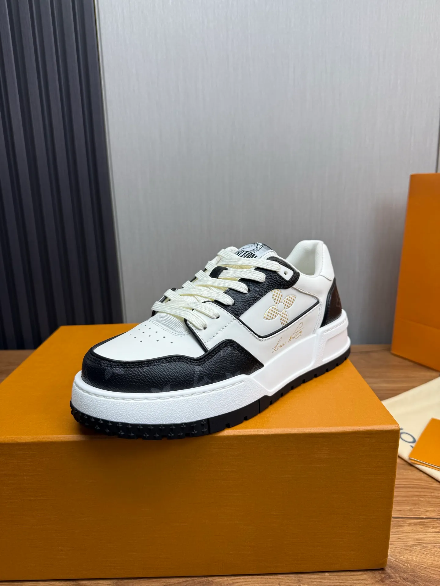 Men's shoes 💰860💰 LV. High version counters are on sale at the same time ⬆️ Men's new sneakers 🔥 The uppers are imported cowhide; "High-end, high-end, classy, ​​noble" workmanship is exquisite (original cowhide is used inside), soles: Original outsole specially provided by the original factory, taken in real life 🎬. Yardage: 38-44. (38.45 can be customized)